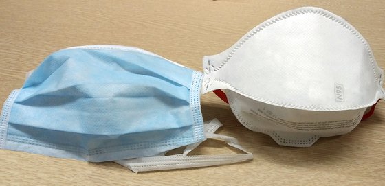 서울대병원은 일상생활에서 일회용 수술용 마스크로도 감염 예방에 효과가 있다고 밝혔다. 사진은 왼쪽부터 일회용 수술용 마스크(덴탈 마스크), N95 마스크. [사진 서울대병원]
